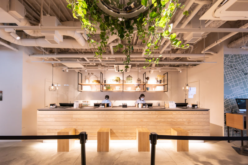 受付カウンター正面。透明のついたてが設置されている