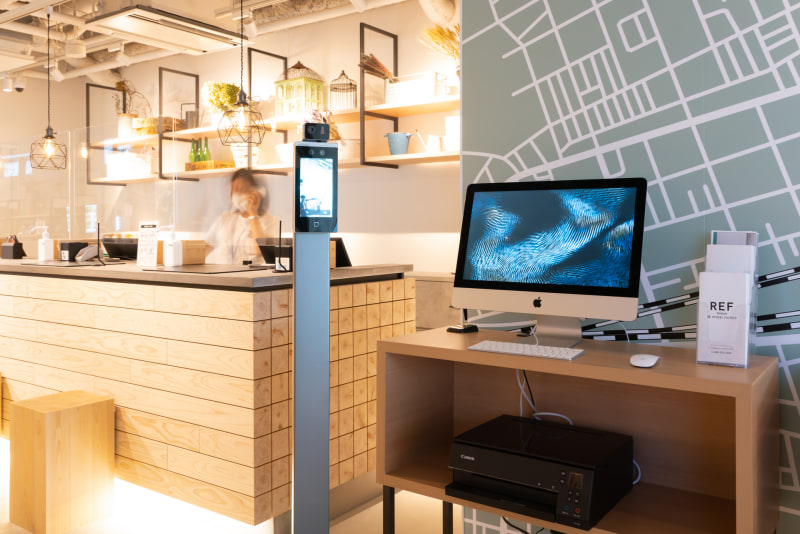 来館者の体温を計測する装置