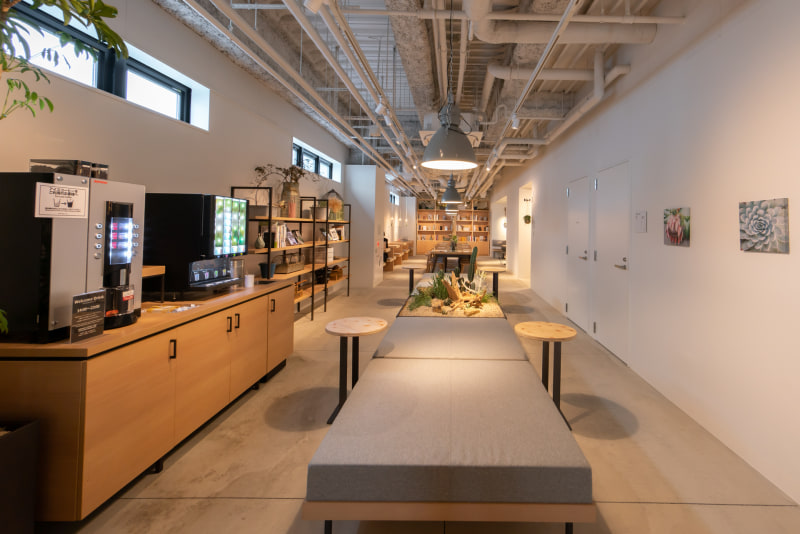 受付カウンターから奥に入るとウェルカムドリンクと休憩スペースとして使えるロビーがある