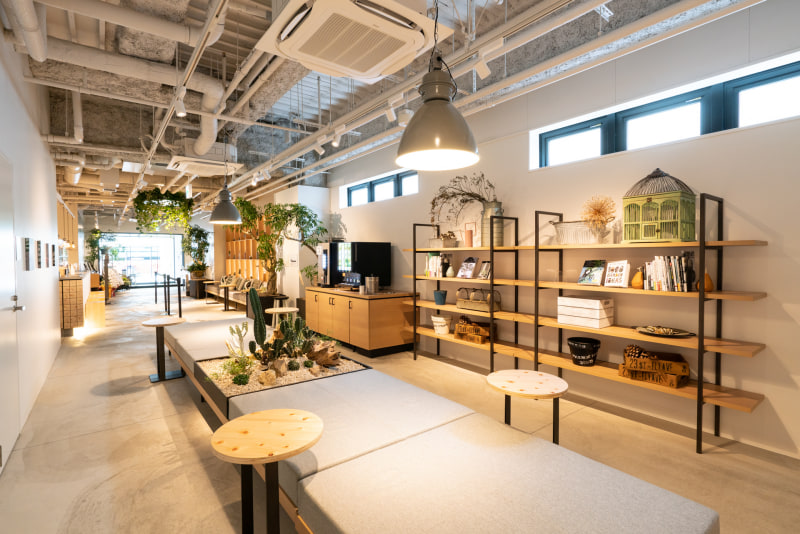 ロビーからエントランス方向を見たところ。天井がむき出しのデザイン