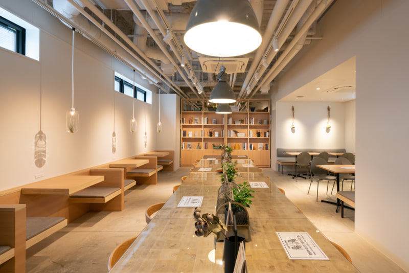 さらに奥に進むとラウンジカフェのスペースがある