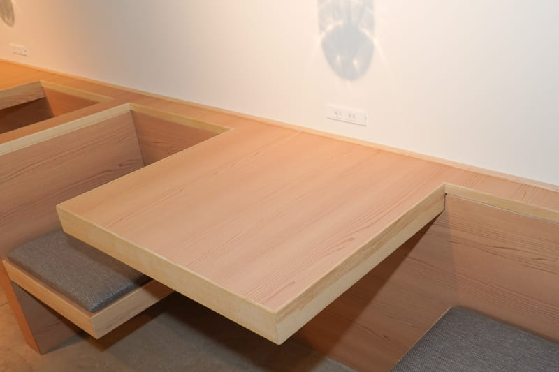 座席には100Vコンセントが用意されている