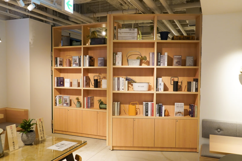 奥に見える本棚は開閉する。この奥に朝食レストランがあり、朝食時にのみ開けるスタイル