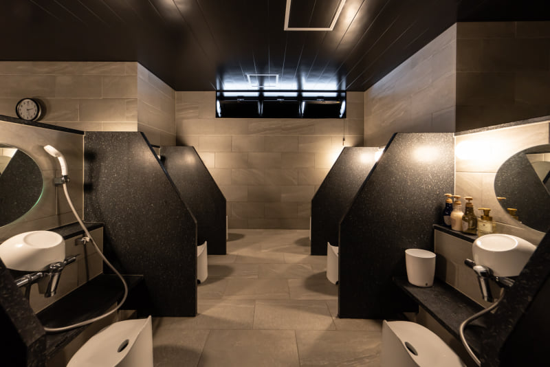 洗い場はパーテション付