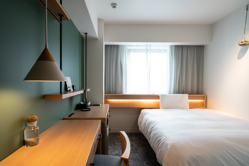 シンプルな家具とグリーンが配置されている