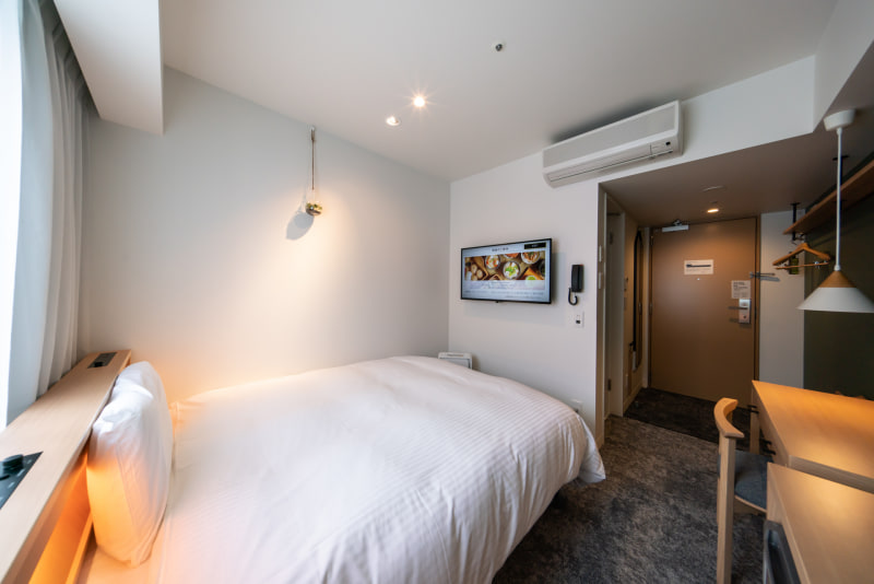 ドア方向を見たところ。ビジネスホテルとしては余裕のある広さ