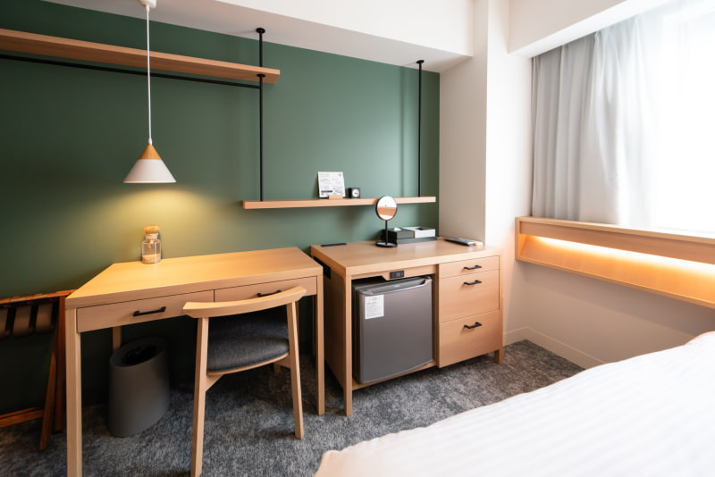 作業のできるデスクも備えられる。棚も意外と便利