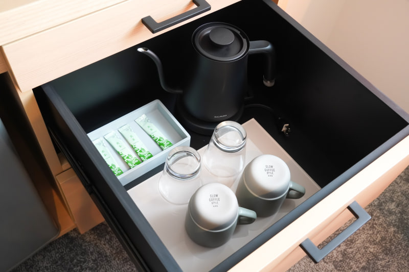 引き出しの中にカップなどがある