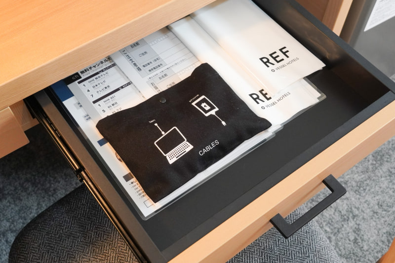 引き出しの中にLANケーブルと充電用のマルチケーブル