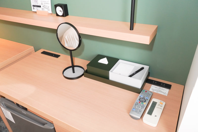 デスク周辺もシンプルなデザインの小物でまとめられている