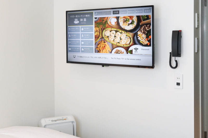 ベッドの足下側に液晶テレビ
