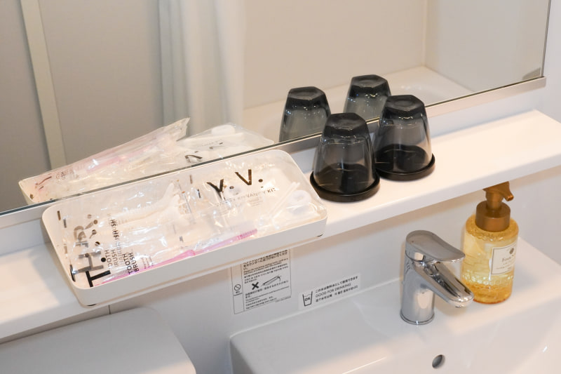 洗面台に置かれたアメニティ