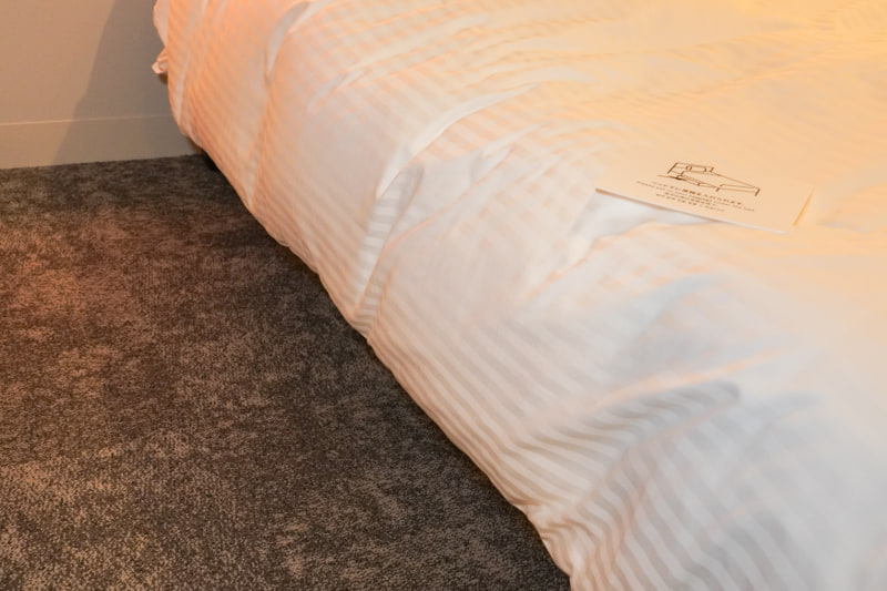 ベッド下にスーツケースなどを入れることが可能