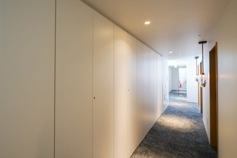 3階～5階廊下にある貸しロッカー。コワーキングスペースの利用で使える