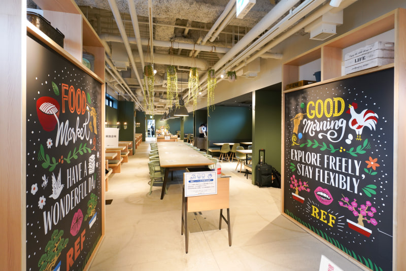 朝食レストラン入口。本棚のドアに黒板アーティスト若狭悠輝氏のデザイン