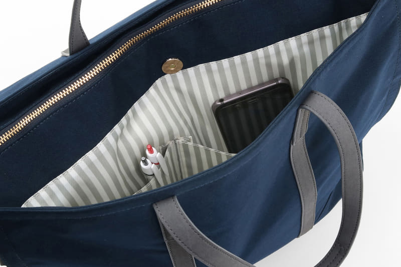 荷物をさっと取り出せるアオリポケット