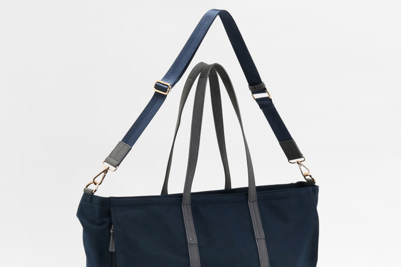 取り外し可能なショルダーベルト付き