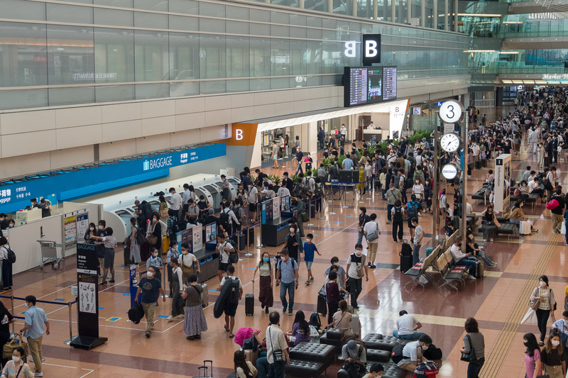 朝の混雑時間帯には保安検査場A/Bの前に長蛇の列