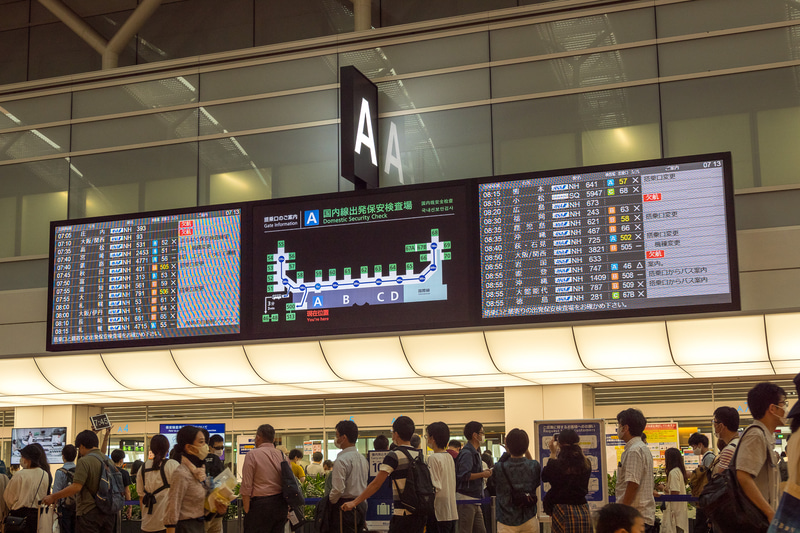 9月19日朝の出発案内板。プレミアムクラスを中心に空席「×」が目立つ