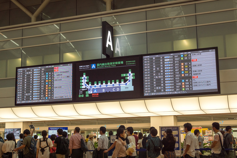 9月19日朝の出発案内板。プレミアムクラスを中心に空席「×」が目立つ