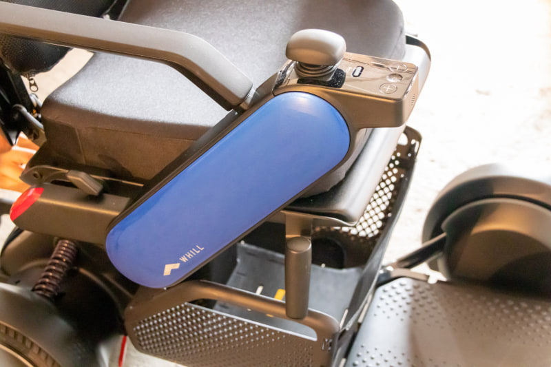 アームを後方に倒すことでシートが広く露出する