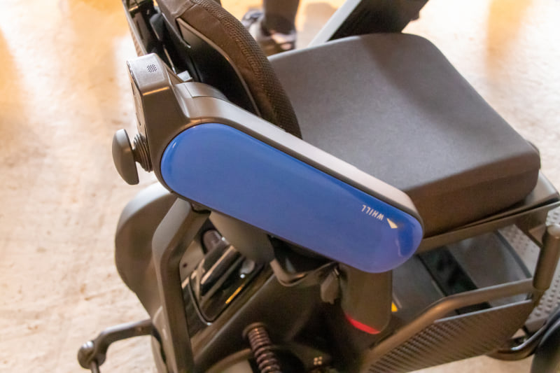 アームを後方に倒すことでシートが広く露出する