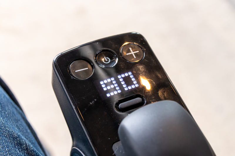 操作部分は速度調整ボタン（4段階）とコントローラヘッド、表示ディスプレイにホーンボタンとシンプル。「90」と表示されているのでバッテリ残量が90％であることが分かる