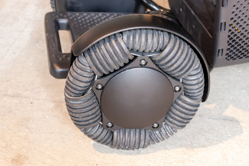 設置面が横に回転するオムニホイールが小回りを可能にする