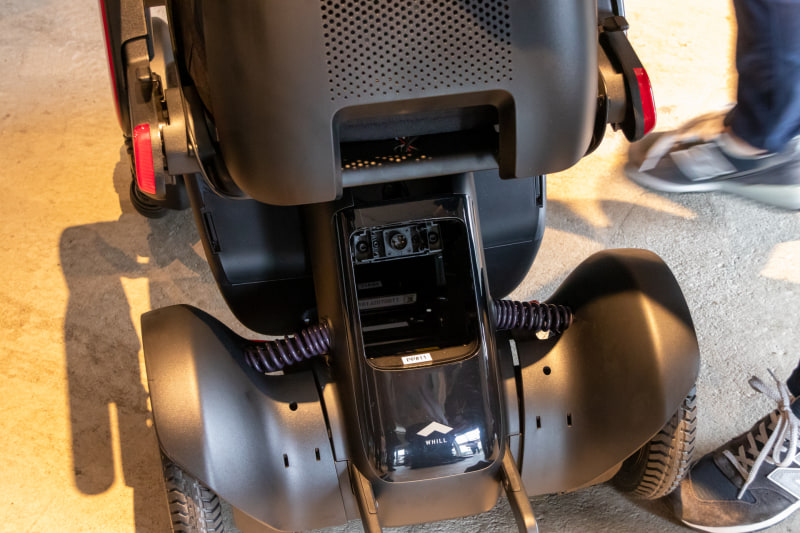 バッテリーはロック解除ボタンで簡単に取り外し可能