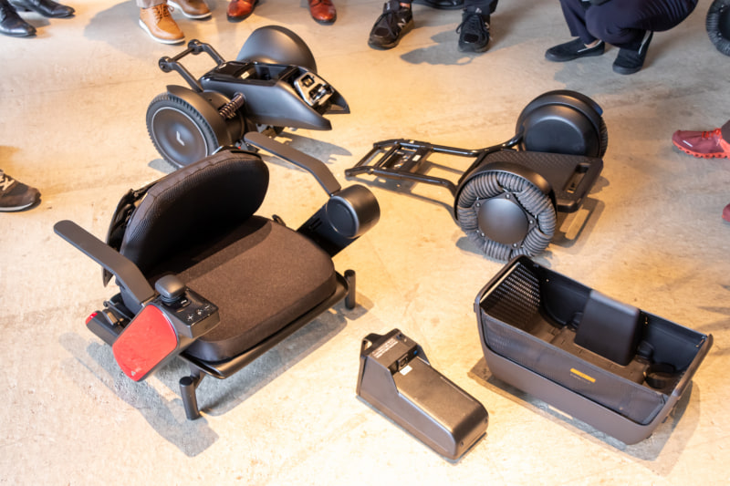 重さは、バッテリーが約2.7kg、シートが約12.2kg、ドライブベース（前輪）が約17.6kg、メインボディ（後輪）が約19.4kg