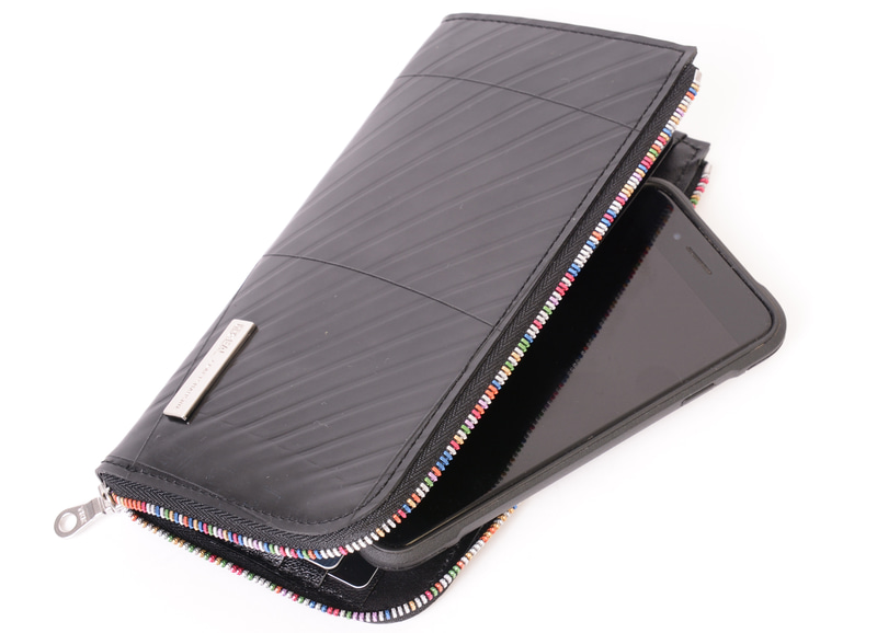 空いたスペースにはスマホも収納できる