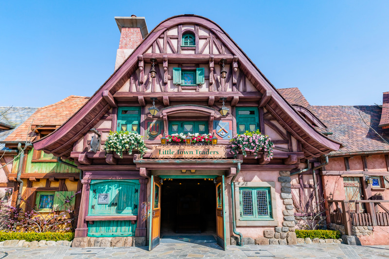 「ビレッジショップス」（予約者限定、当面の間グッズ展示のみ）