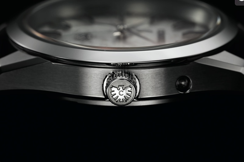 年差±5秒の光発電エコ・ドライブムーブメントを搭載