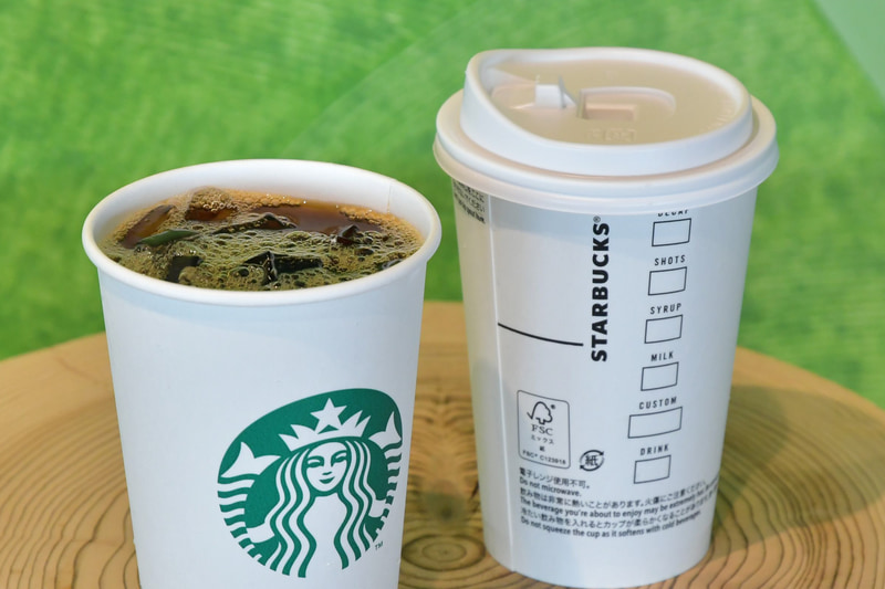 新しいペーパーカップと、ストロー不要のフタ（ストローレスリッド）