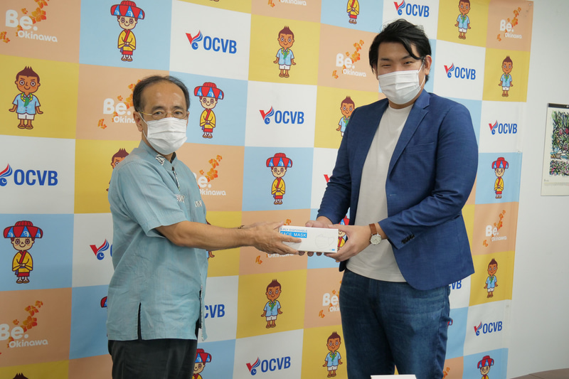 贈呈式の様子。右が株式会社Paykeの比嘉氏、左が下地会長（写真提供：OCVB）