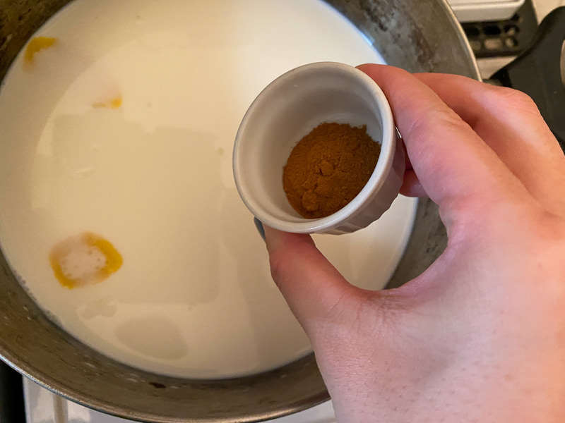 鍋に米以外の材料を入れます