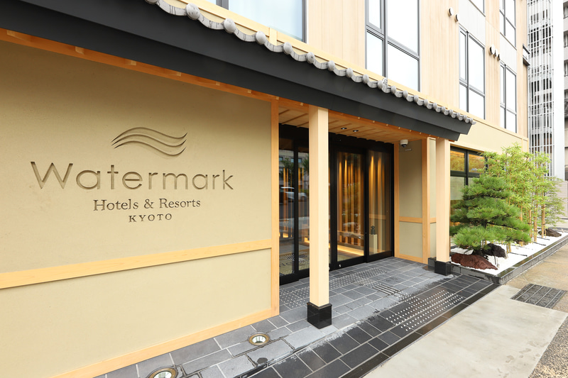 五条通りに面したメインエントランス。1階部分は「真壁造り」風で京町屋のイメージとした