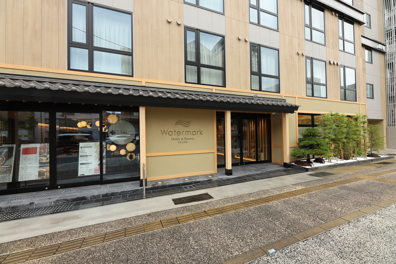 五条通りに面したメインエントランス。1階部分は「真壁造り」風で京町屋のイメージとした