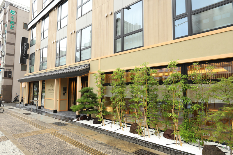 五条通りに面したメインエントランス。1階部分は「真壁造り」風で京町屋のイメージとした