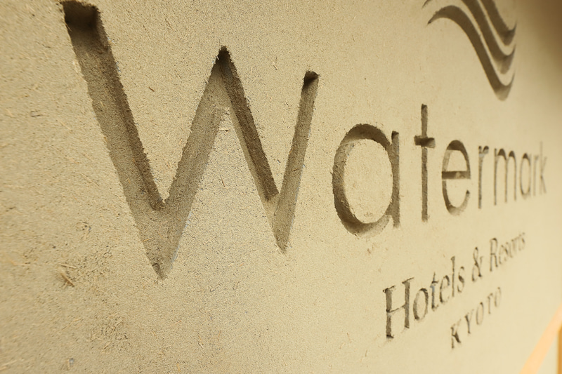 1階の外壁は優しい浅黄色の土壁。京都には聚楽壁といったの伝統の土壁がある