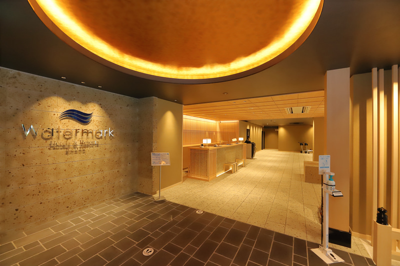 エントランスから見たフロント。通りから隔たれており外の喧騒は聞こえてこない