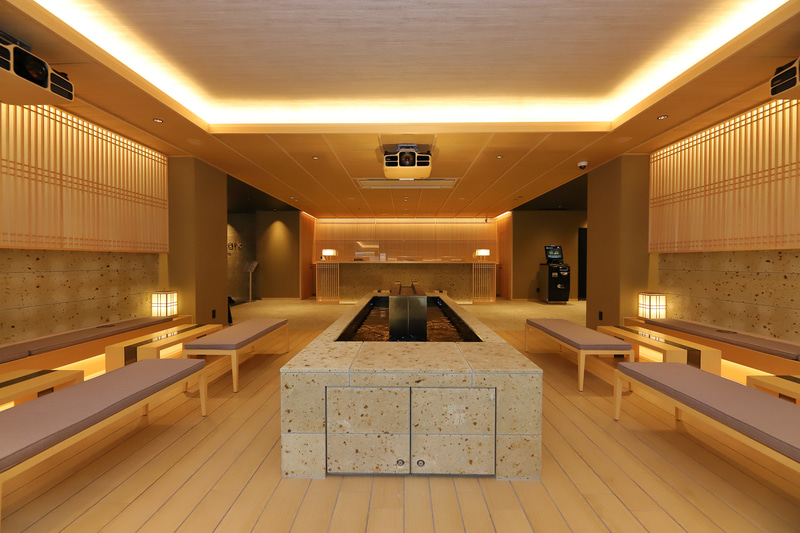 和の素材それぞれが際立つような配置のロビー。シンプルでくつろげることはもちろん、コロナ渦にあっては清掃、消毒もしやすそうで清潔な印象も受ける