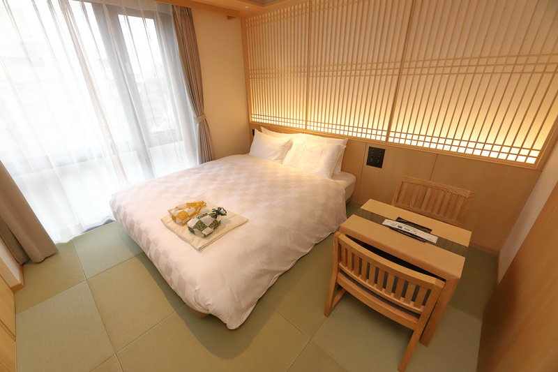 客室は和のテイストでシンプルにまとめた落ち着いた雰囲気だ（ダブル）