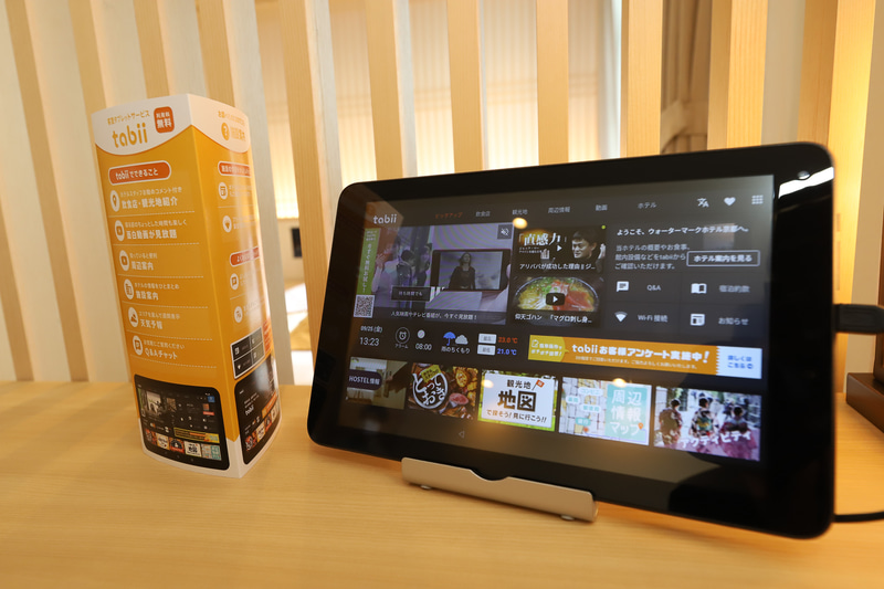 客室タブレットサービス「tabii」の端末。周辺の観光地や飲食店の情報などのコンテンツがそろう