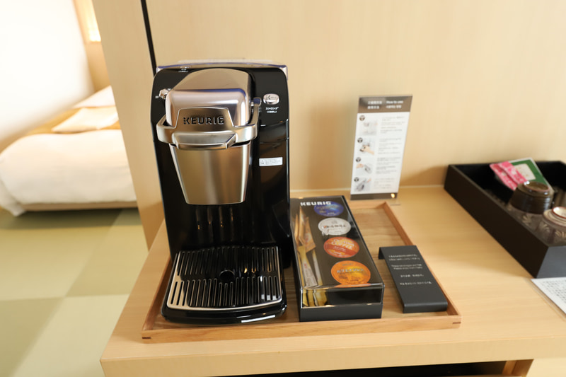 全室にKEURIG（キューリグ）のカプセル式コーヒーマシンを設置。KEURIGは北米ナンバーワンシェアのコーヒーメーカーで、客室で美味しいコーヒーを気軽に楽しめる