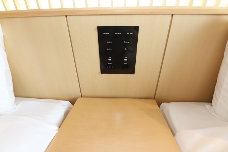 AC100Vと充電用USBポートは、ベッドサイドとテレビ付近に設けている