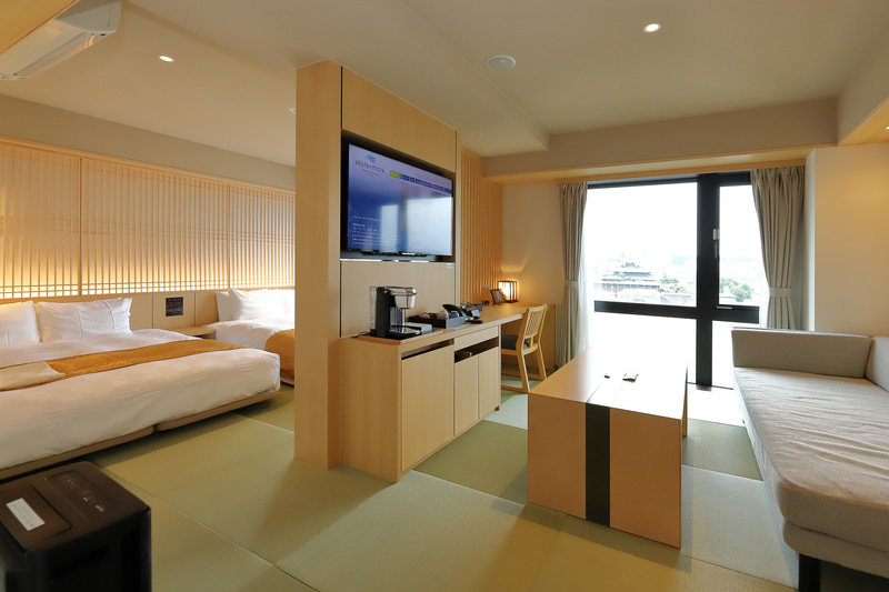 スイートルームはソファエリアとベッドエリア、エントランス・洗面・バス・トイレに分かれる