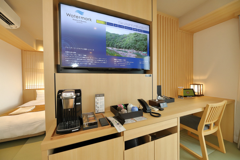 サイネージ兼用のテレビとコーヒーマシン、アメニティ類も機能的に配置