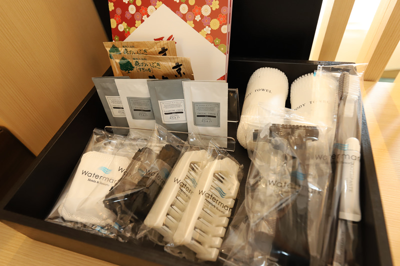 アメニティ類はいずれも個包装で衛生に配慮している。スイートルームのフェイシャルケアは女性に人気の「OSAJI」