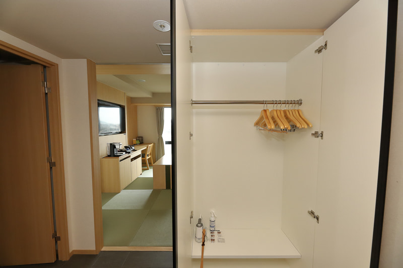 広く使い勝手のよいエントランス。クローゼットも大型で、グループでの宿泊にも余裕のキャパシティ